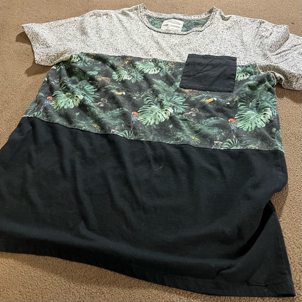 THE MOUNTAIN BY ON THE BYAS FRONT POCKET FLORAL PLANTS RAIN FOREST LARGE T-SHIRT